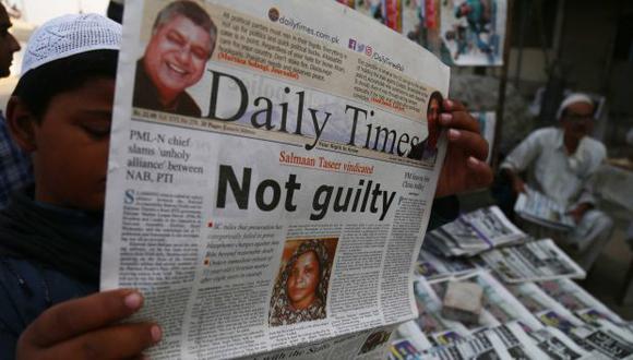 Un niño sostiene un periódico en el que se publica en portada la decisión del Tribunal Supremo Paquistaní de absolver a la cristiana Asia Bibi acusada de blasfemia. (Foto: EFE)