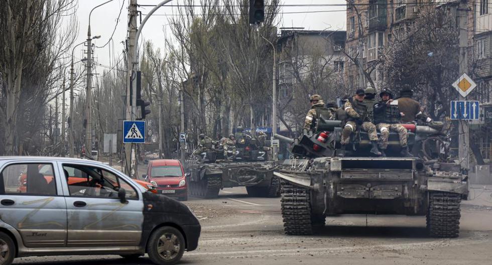 Tanques rusos se desplazan por una calle en una zona controlada por fuerzas separatistas con apoyo ruso en Mariúpol, Ucrania, el sábado 23 de abril de 2022. (AP Foto/Alexei Alexandrov).