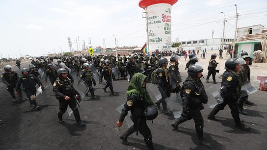 Las fuerzas del orden todavía se encuentran en la zona para garantizar el paso de vehículos.