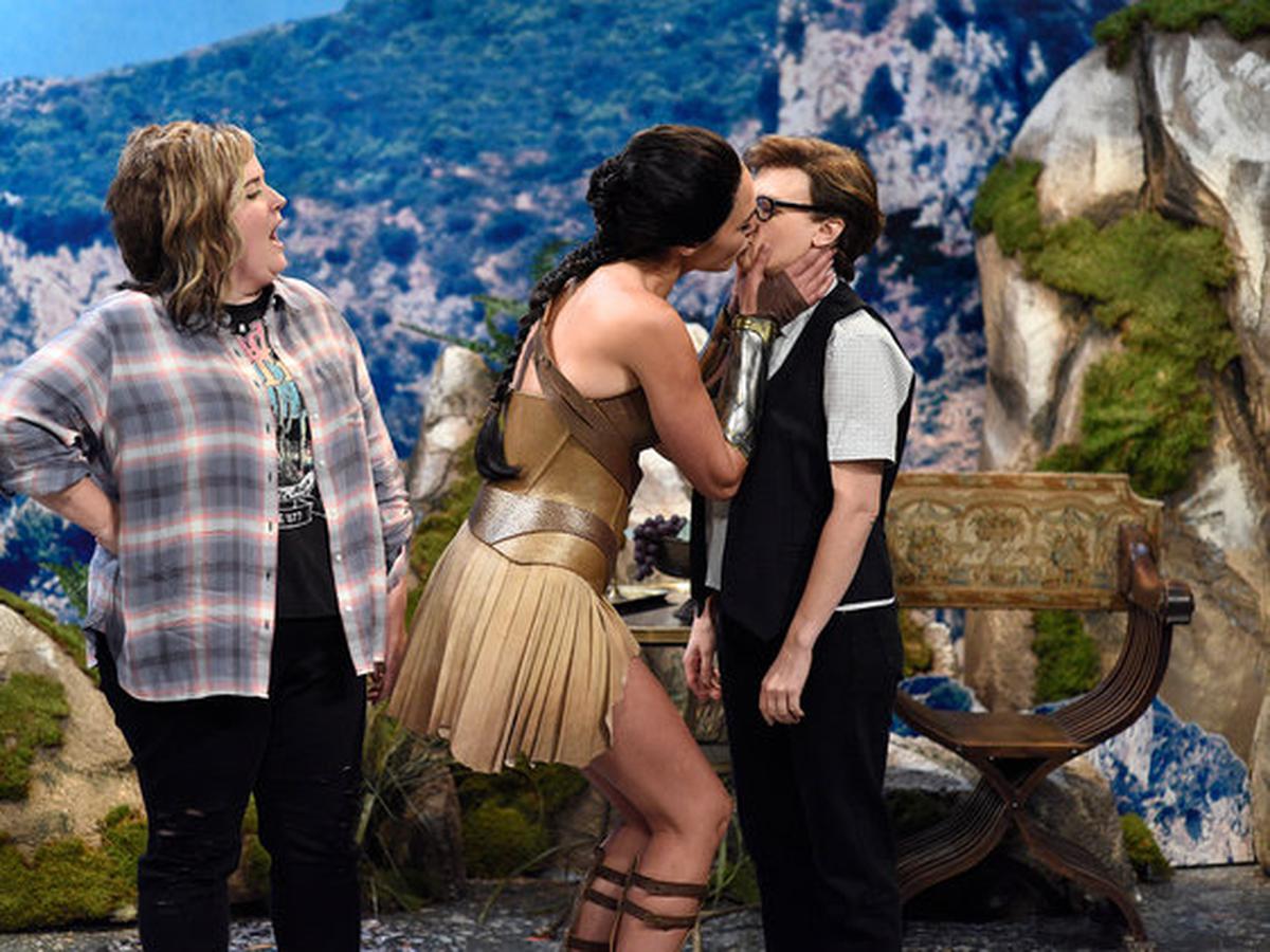 Gal Gadot besó apasionadamente a Kate McKinnon en sketch de "Wonder Woman"  en "Saturday Night Live" | TVMAS | EL COMERCIO PERÚ