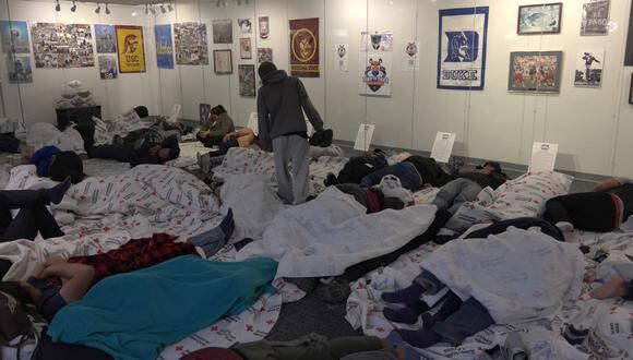 Migrantes se refugian y duermen en el aeropuerto de El Paso, Texas, Estados Unidos, el 19 de diciembre de 2022. (Foto de Octavio Guzmán / EFE)