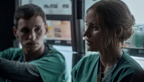Amy Loughren (interpretada por Chastain) inicialmente se alegra de tener un amigo a su lado mientras trabaja en turnos de noche en la sala de cuidados intensivos. (Netflix).
