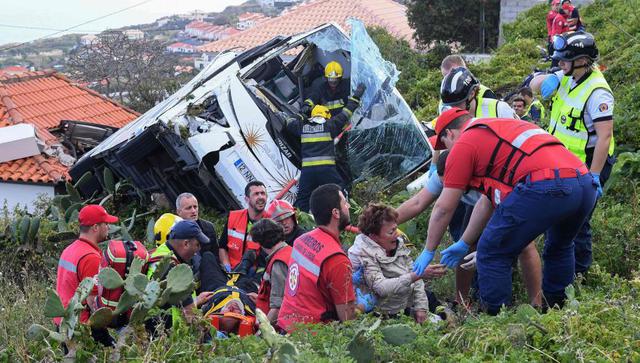 Madeira | Portugal: Al menos 28 muertos en accidente de un autobús turístico. (AFP)
