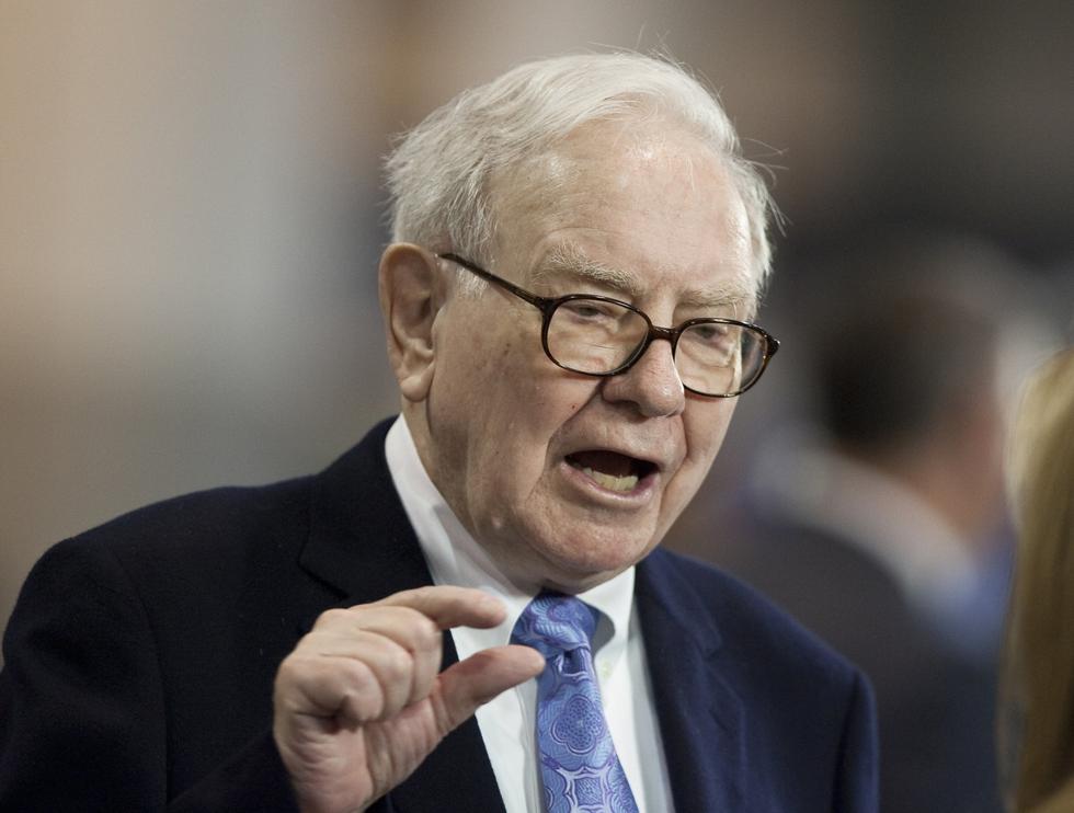 WARREN BUFFETT: El inversor de 87 años se ubica en el décimo quinto puesto. A su vez, es el mayor accionista y Director Ejecutivo de Berkshire Hathaway. Uno de sus filosofías de inversión es “Nunca invierta en un negocio que no pueda entender, como tecnologías complicadas”. (Foto: AP)