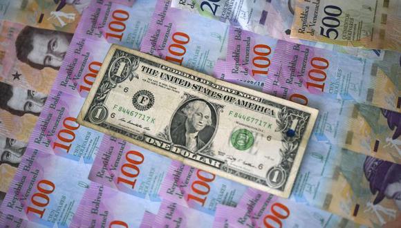 El tipo de cambio oficial del país alcanzó 54,442 bolívares por dólar el viernes. (Foto: AFP)