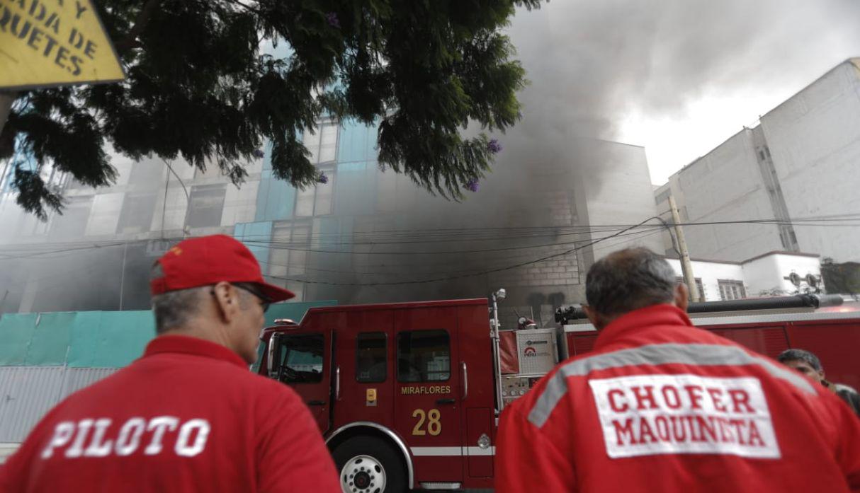 El principal problema de los bomberos es el acceso a las zonas afectadas. (Foto: Renzo Salazar)
