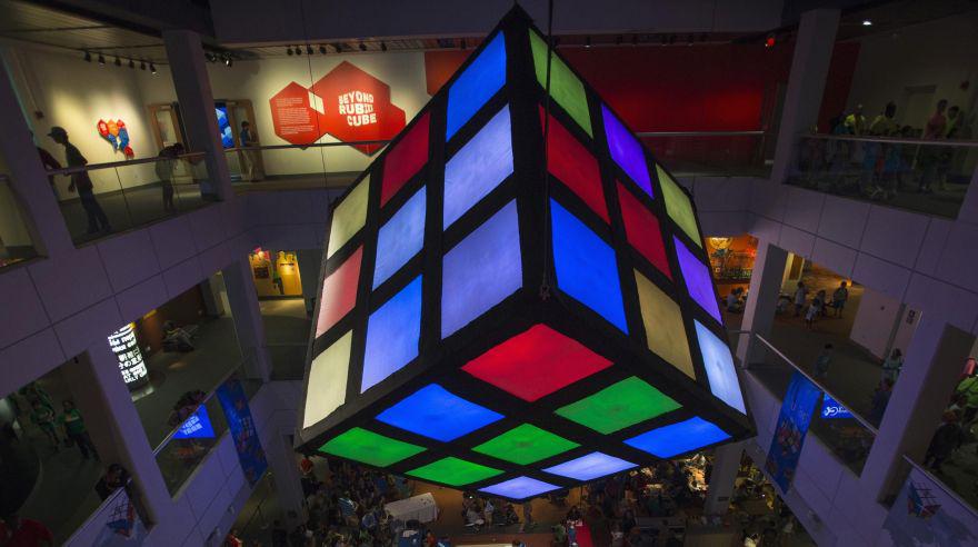 De un humilde rompecabezas a un fenómeno, el cubo de Rubik ha fascinado a miles. (Foto: Reuters)