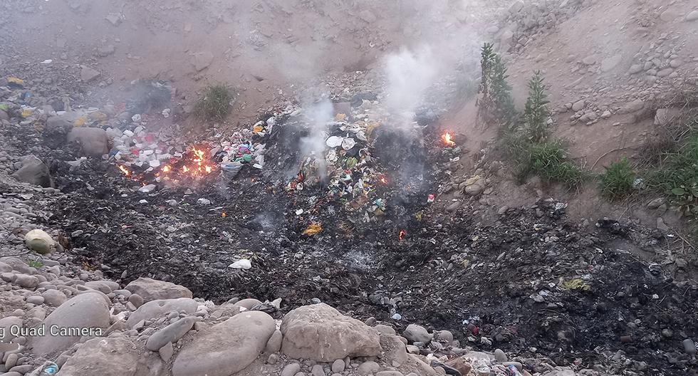 Desechos de residuos sólidos y orgánicos son quemados en las riberas del río Chillón. (Foto: Karen Tahua)