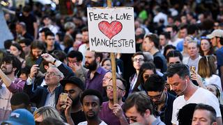 Conmoción y tristeza en Manchester tras el peor atentado de su historia [FOTOS]