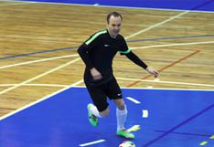 Iniesta no se cansó de hacer "lujos" jugando futsal en Kuwait