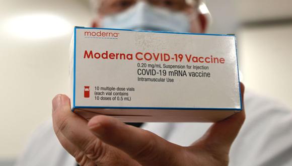 Un miembro del personal médico muestra una caja de la vacuna Moderna Covid-19, en el hospital Emile Muller en Mulhouse Francia. (Foto: AFP / SEBASTIEN BOZON).