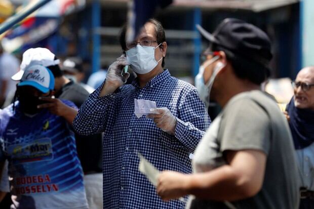 Los ciudadanos usan mascarillas para protegerse del COVID-19 (Foto: EFE)