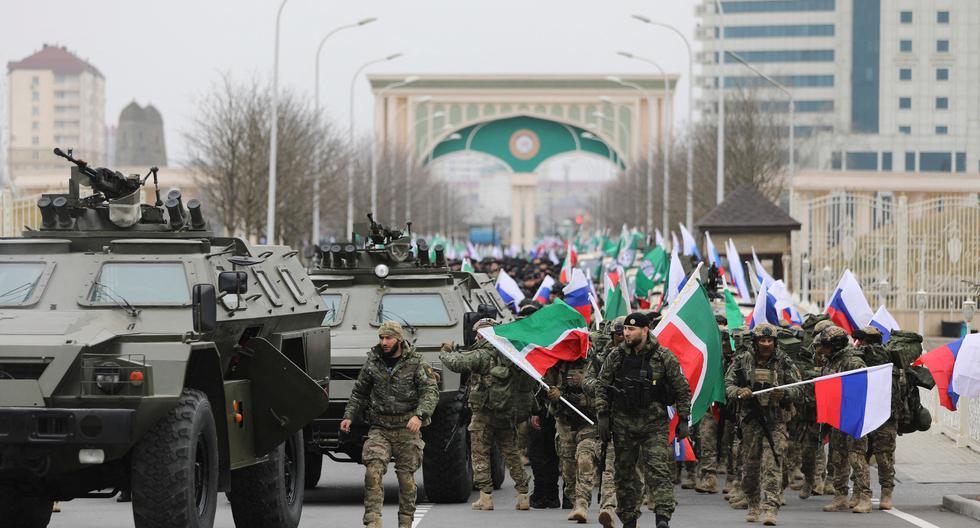 Cientos de militares chechenos desfilan por las calles de Grozny antes de alistarse para participar en la operación militar rusa en Ucrania. REUTERS/Chingis Kondarov