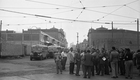 Un grupo de transportistas se reúnen durante la huelga en 1961. Foto: GEC Archivo Histórico