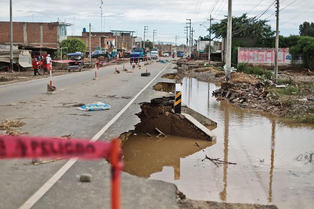 El desborde del río La Leche de Lambayeque ha causado daños en infraestructura vial.