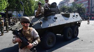 Militares con fusiles y tanquetas de guerra patrullan las calles de Santiago de Chile, bajo estado de emergencia | FOTOS