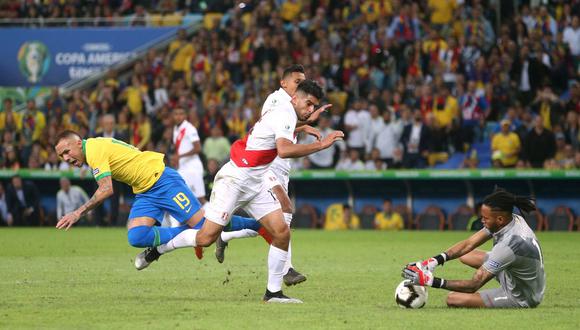 Diario Olé cuestionó penal contra Everton que propició el 3-1 de Brasil sobre Perú en final de Copa América. (Foto: AFP)