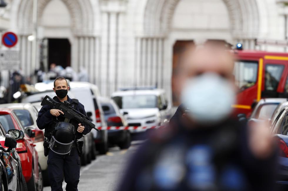 Policías armados aseguran la calle cerca de la entrada de la iglesia Basílica de Notre Dame en Niza, Francia, el 29 de octubre de 2020, tras un ataque con cuchillo. (EFE/EPA/SEBASTIEN NOGIER).