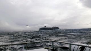 El crucero noruego averiado es remolcado, tras evacuarse a casi 500 pasajeros