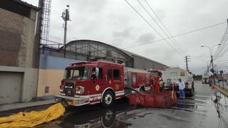 Incendio en Cercado de Lima consume almacén de algodones