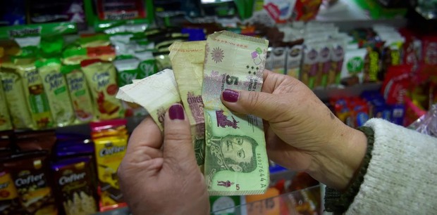 Los billetes de cinco pesos serán puestos fuera de circulación (Foto: Clarín)