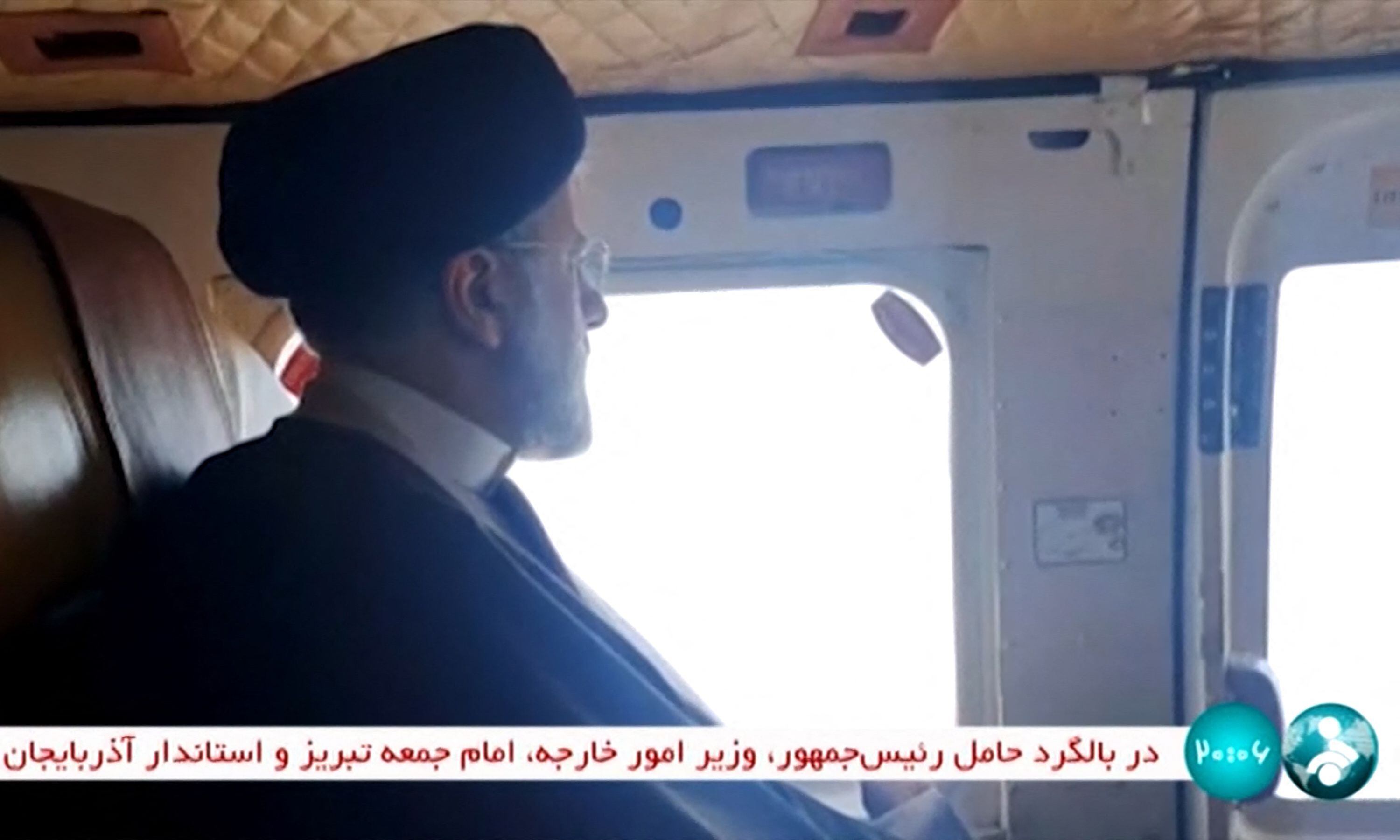 Esta captura tomada de un video publicado por la cadena de televisión estatal iraní IRINN el 19 de mayo de 2024 muestra al presidente de Irán, Ebrahim Raisi, a bordo de un helicóptero en la región de Jolfa. (AFP).