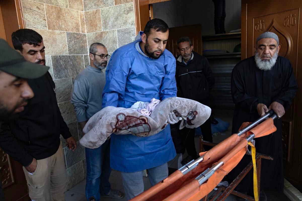 The body of a member of the Dardasawi family, killed during an Israeli airstrike in Khan Younis, is transported out of Nasser Hospital in Khan Younis, southern Gaza Strip, on January 6, 2024. (Photo EFE/EPA/HAITHAM IMAD)