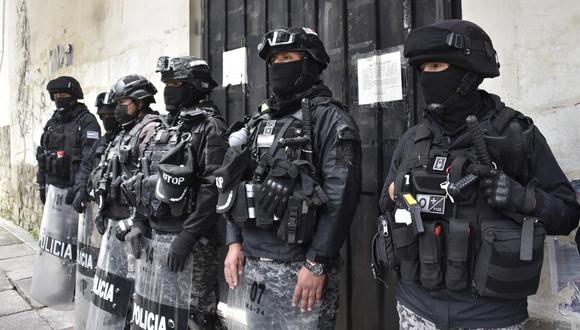 Policías antidisturbios custodian la puerta de la cárcel de Miraflores, en La Paz, el 18 de febrero de 2022. (Foto por AIZAR RALDES / AFP)