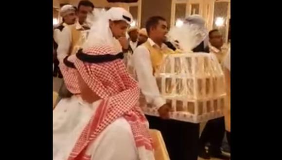 Un video de YouTube se viralizó luego de que empleados de la ceremonia ingresaran a la fiesta con "un mar de cajas del famoso celular". (Foto: Captura)