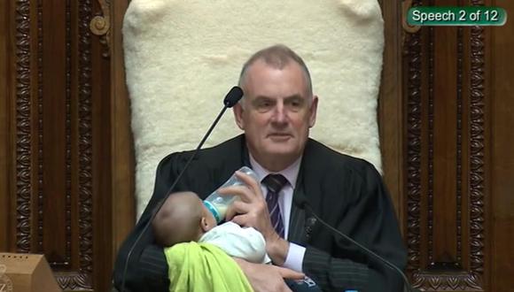 Trevor Mallard | Presidente del Parlamento de Nueva Zelanda da el biberón al hijo de un diputado durante el pleno. Foto:  Twitter @SpeakerTrevor