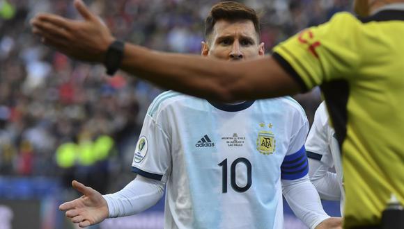 Messi fue expulsado por un altercado con Gary Medel en el Argentina-Chile de la Copa América y reclamó que no se haya usado el VAR para corregir la decisión. Se negó a recibir la medalla de bronce como protesta. (Foto: AFP)