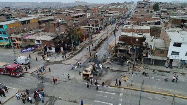 Incendio por fuga de gas dejó al menos 100 personas y 20 viviendas afectadas en Villa El Salvador.  (Carlos Hidalgo / El Comercio)