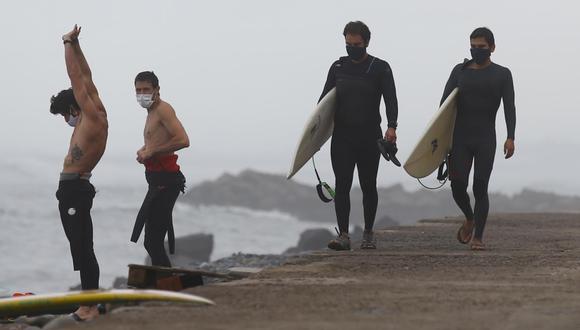 El surf es uno de los deportes que más logros le ha dado al Perú en los últimos años. Tablistas acuden a las playas pero cumpliendo algunas recomendaciones para evitar contagio de coronavirus. (Foto: Fernando Sangama)