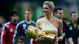 La bella deportista olímpica que cargó la Copa Alemana