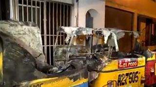Delincuentes queman tres mototaxis en puerta de una vivienda en SJM: “Esta es una advertencia” | VIDEO 
