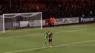 Despeje pegó en la espalda de rival acabó en gol [VIDEO]