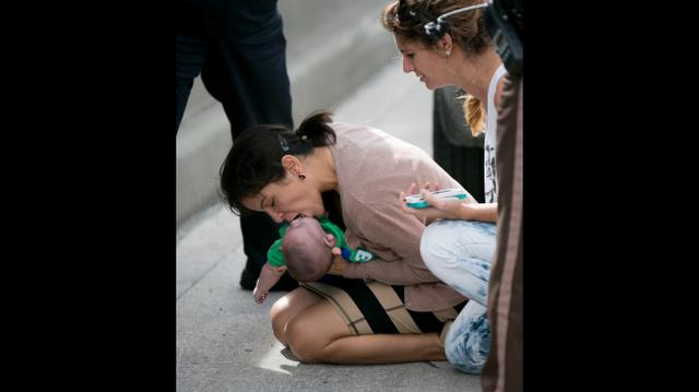 Dramático rescate de un bebe en plena autopista de Miami - 1