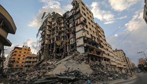 Vista de un edificio destruido tras los ataques israelíes en Al Remal, en la ciudad de Gaza, el 16 de octubre de 2023. (Foto de EFE/EPA/MOHAMMED SABER)