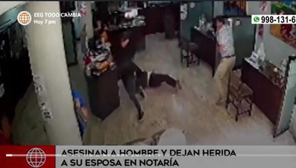 Tras identificarlo no pierde tiempo, saca su arma y dispara directamente. Un primer disparo le impacta a la pareja de Javier Poémape, quedando tendida en el piso. El sicario persigue a su blanco y descerraja ocho disparos más. (América TV.)