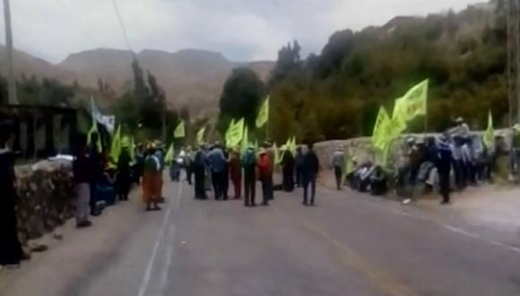 Los dirigentes han dado inicio del bloqueo de la carretera Binacional, desde el kilómetro 24. La paralización impide el ingreso de vehículos en el tramo que une a Tacna con la provincia. (Imagen: Canal N)