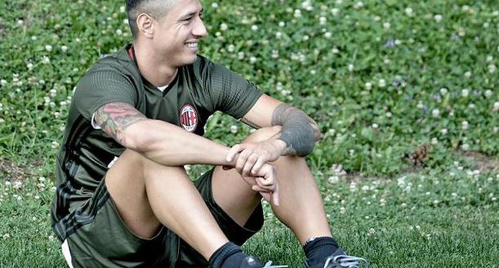 Gianluca Lapadula acaba de asumir su primer revés dentro del AC Milan. Luego de su auspicioso fichaje, el delantero pretendido por Perú recibió esta noticia. (Foto: Facebook - AC Milan)