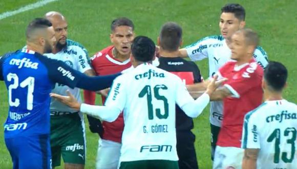 Paolo Guerrero reclamó al árbitro por un codazo de Gustavo Gómez. (Captura: YouTube / Globoesporte)