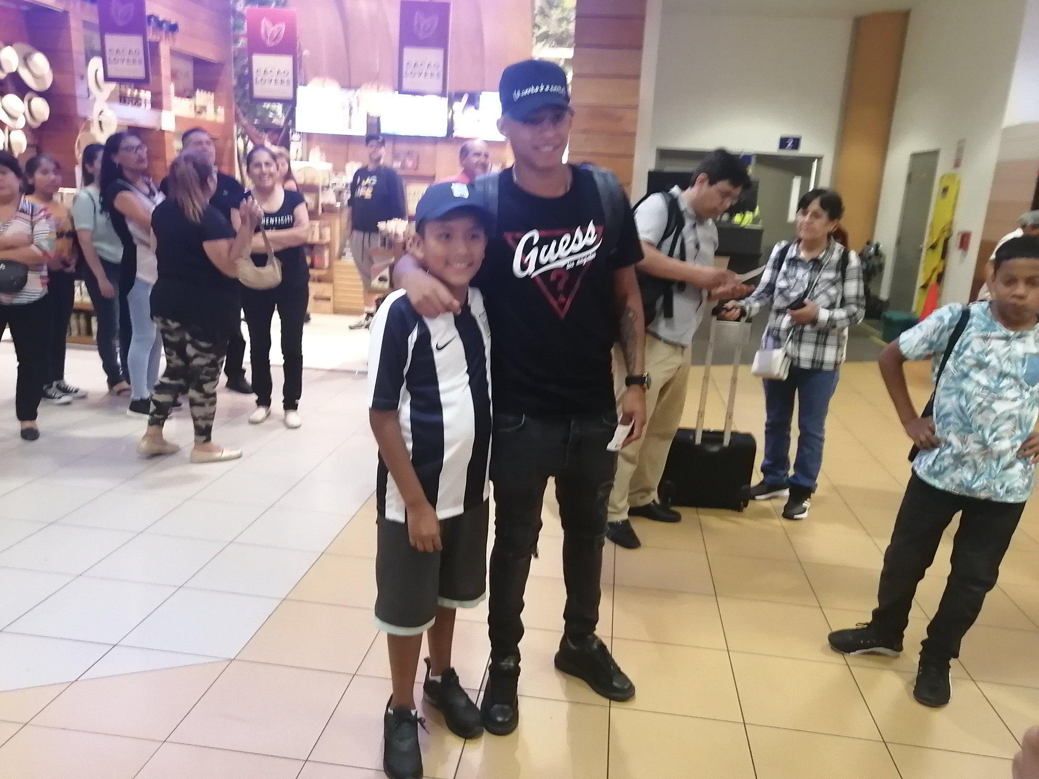 Kevin Quevedo junto a un pequeño aficionado de Alianza Lima, antes de partir a Brasil. (Foto: GEC)