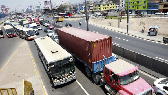 La Municipalidad de Lima implementará carriles exclusivos y la “Hora pico y placa” para vehículos de carga y mercancías. (El Comercio)