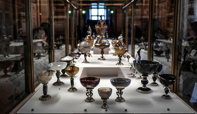 Una gran variedad de piezas históricas de la corona francesa son expuestas en el famoso museo parisino. (Foto: AFP)