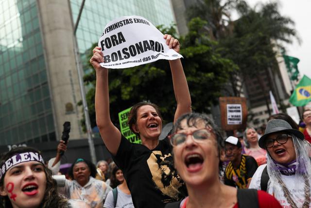 Miles de mujeres salieron a las calles de diversas ciudades Brasil con motivo del Día de la Mujer en defensa de sus derechos y contra el presidente Jair Bolsonaro. (Reuters).