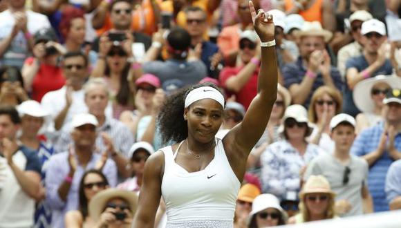 Serena Williams venció a su hermana Venus y avanzó en Wimbledon