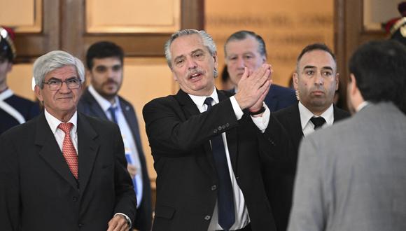 El presidente de Argentina, Alberto Fernández (C), hace un gesto al final de la cumbre de jefes de estado del Mercosur y países asociados en Montevideo el 6 de diciembre de 2022. (Foto de Eitan ABRAMOVICH / AFP)