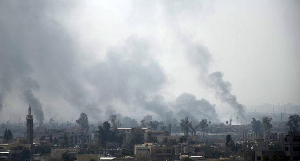 Vista de una nube de humo en Mosul, Irak, el 24 de febrero. (Foto: EFE)