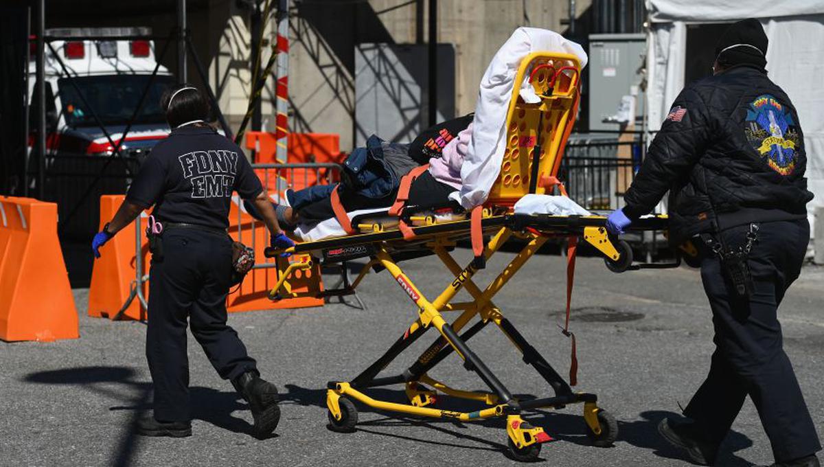 Los paramédicos llevan a un paciente en una ambulancia en el Brooklyn Hospital Center en la ciudad de Nueva York. (Foto: AFP)